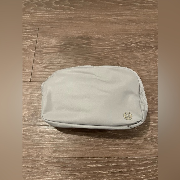 Lululemon Everywhere Belt Bag 1L- Silver Drop - Picture 6 of 15